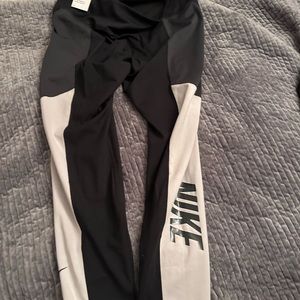 Nike Ladies XL color-block leggings. 3/4 length.